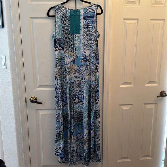 World Unity Maxi Dress Medium - Picture 3 of 3